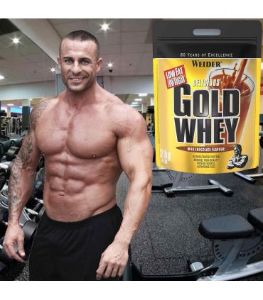 Roberto Remacho con proteína Weider Gold Whey