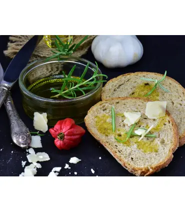 aceite de oliva con romero en trozo de pan