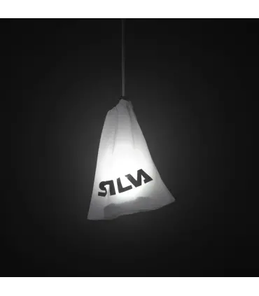 Demostración de como ilumina la funda para colgar Silva